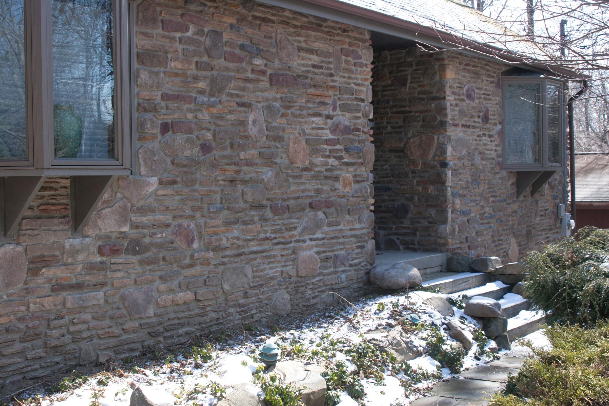 Filed stone / Ledge stone house front
