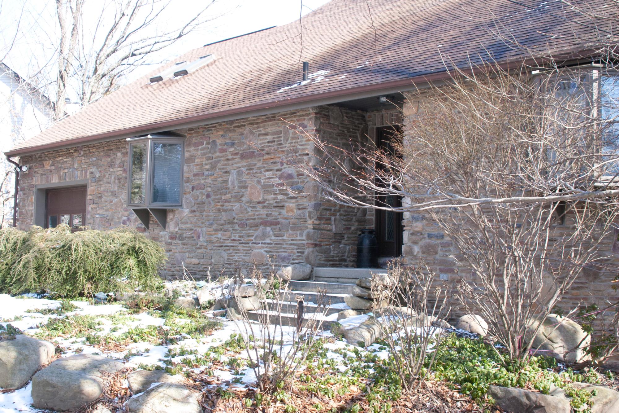 Filed stone / Ledge stone house front